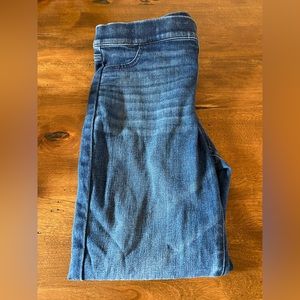 Vineyard Vines Girls size 14 skinny jeans.